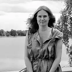 Porträt einer Wissenschaftlerin vor einem Gewässer