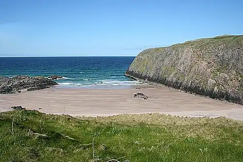 Die Sangobeg Fault. An ihr wird die Moine Supergroup (rechts) gegenüber den Kalken der Sailmhor-Formation (links) herausgehoben