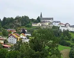 Oberer Burgstall und Kirche von Norden