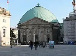 Sankt Hedwigskathedrale, die Hedwigskirchgasse verläuft rechts neben dem Kirchengebäude