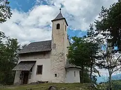 Südseite mit Eingangsportal und Freskenzyklus