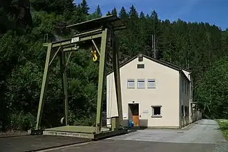 Betriebsgebäude mit Bockkran