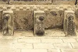 Kragsteine über dem Westportal