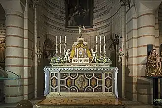 Presbyterium und barocker Marmoraltar
