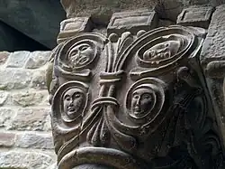 Kapitell mit ornamentalem Motiv und Köpfen