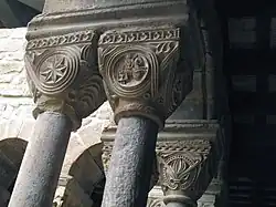 Kapitelle mit ornamentalen Motiven, rechts vorne ein Ritter mit dem Wappen des Hauses Folch de Cardona