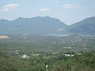 Santiago – Ortsansicht mit Stausee