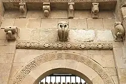 Kragsteine und Friese am Portal