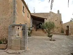 Innenhof und Brunnen