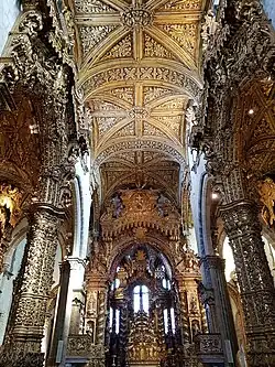 Blick vom Kirchenschiff in Richtung Hauptaltar und zur Decke, São Francisco, Porto
