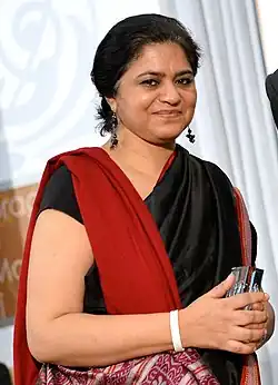 Sara Hossain, bangladeschische Juristin im roten Sari. 2016