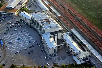 Sechsspurige Hauptverkehrsstraße Zmaja od Bosne, während der Belagerung von Sarajevo als „Sniper Alley“ bekannt und der Hauptbahnhof Sarajevo