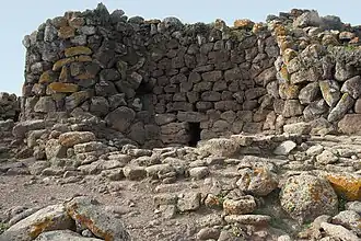 Nuraghe Arrubiu, Seiteneingang