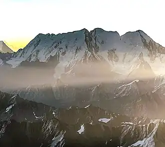 Blick von Westen auf Geshot Peak (Toshe III) (Bildmitte), Toshe II und Sarwali Peak (Toshe I) (rechts im Bild)