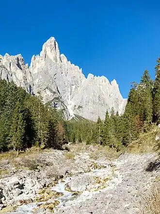 Der Sass Maor mit seiner Ostwand, gesehen aus dem Val Pradidali