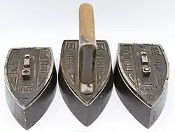 Satzeisen mit drei Eisen und einem Griff