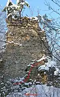 Schutzmauer von Süden. Davor Schuttkegel der Bergfried-Südmauer