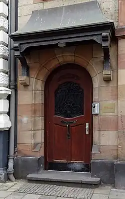 Haupteingang mit Fensterverdachung (2018)