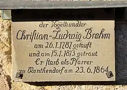 Erinnerungstafel an der Kirche in Schönau vor dem Walde