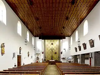 Blick zum Altar, Seitenwände mit Skulpturen und Gemälden