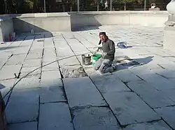 Der Steinmetz dichtet den Boden vollständig ab