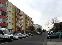 Schönewalder Straße mit dem Schul- und Sportensemble auf der rechten Seite