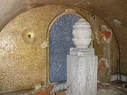 Schmuckurne in der Krypta