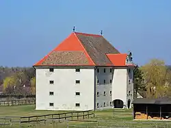 Schüttkasten (1774 auf römischen Resten mit römischen Ziegeln errichtet)