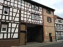 Standort der Infotafel in Front des Hauses Schlossgraben 2. Das Schloss nahm etwa den Platz der heutigen Hofreiten Schlossgraben 2-4 ein.