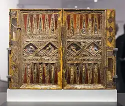 Ansicht der Wurfzabel-Seite (wie Backgammon) eines großen, mit wertvollen Materialien erstellten Spielbretts, das aufrecht in einer Vitrine steht