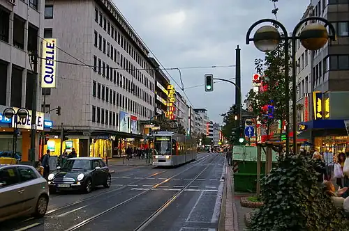 Einkaufsmeile östlich der Berliner Allee, 2006 vor dem Bau der U-Bahn und der grundlegenden Umgestaltung der Straße
