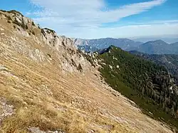 Blick von südlich unterhalb des Meßnerin Gipfels nach Osten auf den Grat zum Schaftrempel