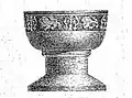 Taufbecken aus Gotländer Kalkstein, mit Zinnschüssel darin,[20] erstmals 1609 erwähnt[3]