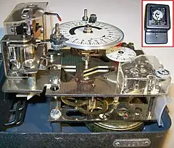 Tages-Zeitschaltuhr mit 10steinigem Unruh-Uhrwerk und motorischem Aufzug für Netzbetrieb; Gangreserve 50&nbsp;h, 1987, VEB Uhrenwerke Ruhla