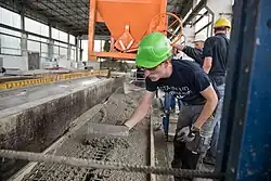 Die Herstellung von Carbonbeton erfolgt im Wesentlichen im Gieß- oder Laminierverfahren; aber auch Schleudern und Drucken sind möglich. Das Gießverfahren wird vor allem für die Herstellung von Neubauteilen verwendet. Hierbei wird die Bewehrung zunächst in einer senkrechten oder waagerechten Schalung mit Hilfe von Abstandhaltern angeordnet. Anschließend wird das Bauteil in einem Arbeitsschritt betoniert. Dieses Verfahren ist bereits aus der Stahlbetonherstellung bekannt.