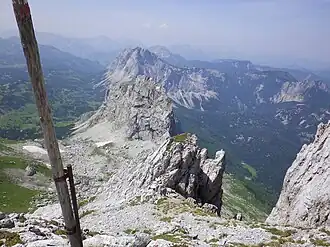 Blick vom Ebenstein über die Schaufelwand zum Brandstein (d. h. über die Abrisskante des Bergsturzes), links Spitzboden, rechts Schafwald