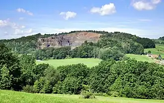 Die Ostseite des Scheibebergs mit dem markanten Steinbruch.