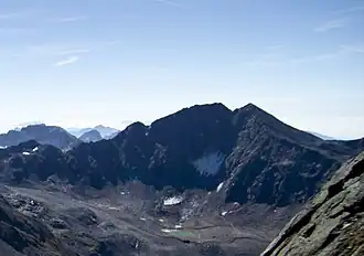 Von Nordwesten (Gamsplatzl) aus gesehen: rechts der Scheiblehnkogel, links die Peillöcherspitze