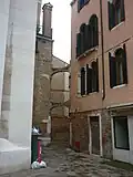 Schwibbogen als Scherenbogen über einer Gasse in Venedig