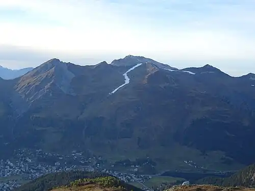 Blick ins Parsenngebiet, sichtbar zwei beschneite Pisten.