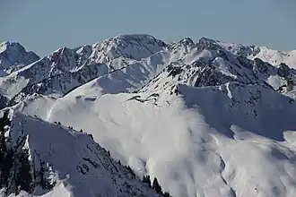 Der Schibe (hinten mittig links) im Winter (2015). Rechts davon Galiteflue und Widdersgrind