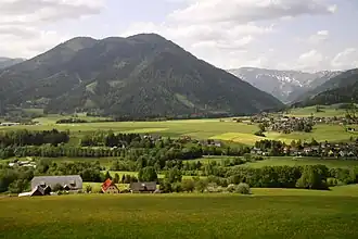 Blick zum Schießling von Südosten; der höchste Punkt liegt verdeckt etwas weiter nördlich im Kamm. Rechts im Hintergrund die Aflenzer Staritzen.