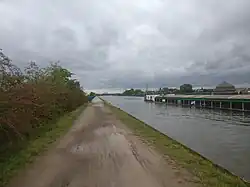 Ein Schiff fährt über die Brücke, aufgenommen von Westen.
