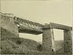 Klabawa-Viadukt bei Chrást während der Auswechslung 1892[7]