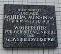 Das Gedenkschild mit Wortlaut „Hier wirkte Dr. Med. Wilhelm Mensinga (Geb. 1836, Gest. 1910) Wegbereiter für Geburtenkontrolle und Gesundheitsvorsorge“