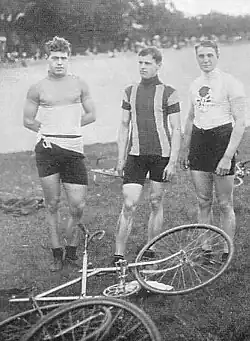 Maurice Schilles (l.) mit seinen Kontrahenten Karl Neumer (M.) und dem späteren Weltmeister William Bailey vor dem Start zum WM-Rennen in Kopenhagen 1909