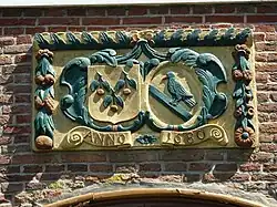 Giebelstein über dem Eingang