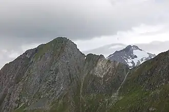 Die Schlüsselspitze gesehen von Nordosten, dahinter der Quirl