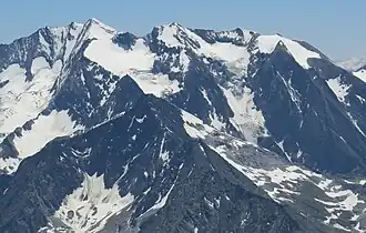 Hochfernerspitze (mittig), links davon Grießferner, rechts davon Hochferner, rechts Hintere Weißspitze mit Weißspitzferner, links Hochfeiler mit Nordwand und Schlegeiskees, links der Mitte unten Rötkees, rechts der Mitte unten Hochsteller