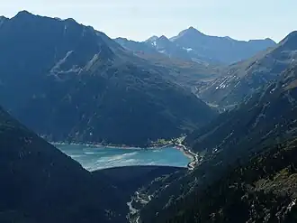 Schlegeisspeicher mit Zamser Grund (rechts) und Pfitscher Joch, darüber die Grabspitze
